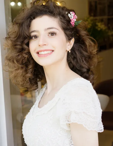תסרוקת תלתלים פזור