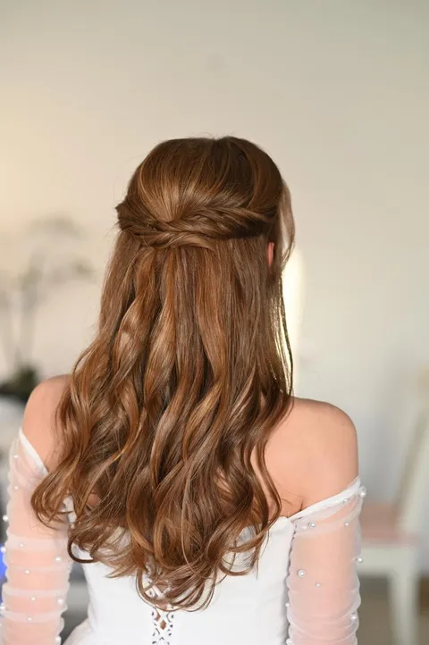 תסרוקת כלה חצי אסוף מאחור עם גלים - שרון פור