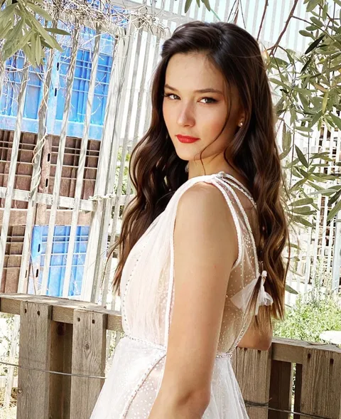 תסרוקת כלה גלים רכים בשמלת תחרה - שרון פור