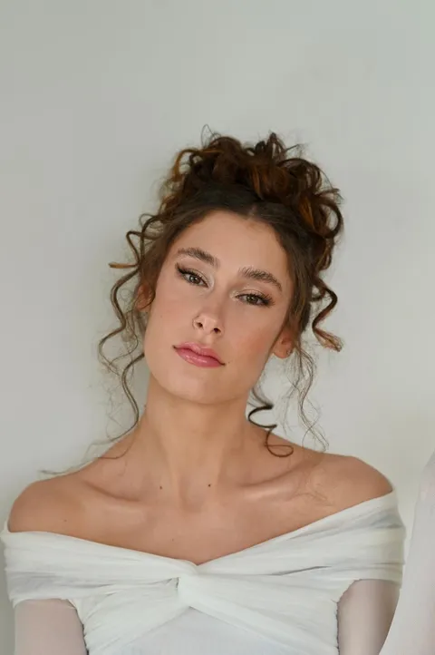 אסוף מרושל לשיער מתולתל לכלה - שרון פור
